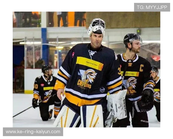 切赫转行冰球：传奇跨界引发媒体狂欢